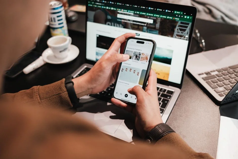 This photo is taken by Lubos Volkov for UX Store while giving a tips on how to become better designer.

After your reach certain skill level is it harder and harder to get any better … In order to progress you need to constantly push yourself to the limits and learn new things … Photo: https://www.instagram.com/lubosvolkov/ For: https://uxstore.com